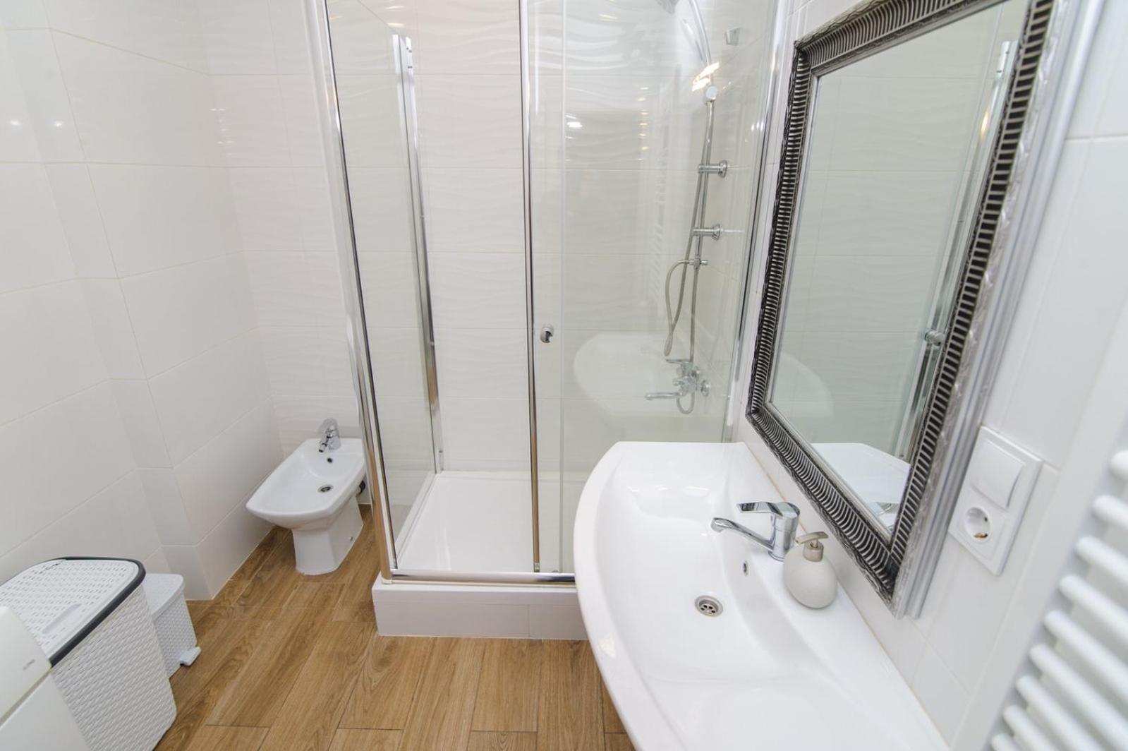 Extra Grand Lev Tolstoi Two Bedrooms キシナウ エクステリア 写真
