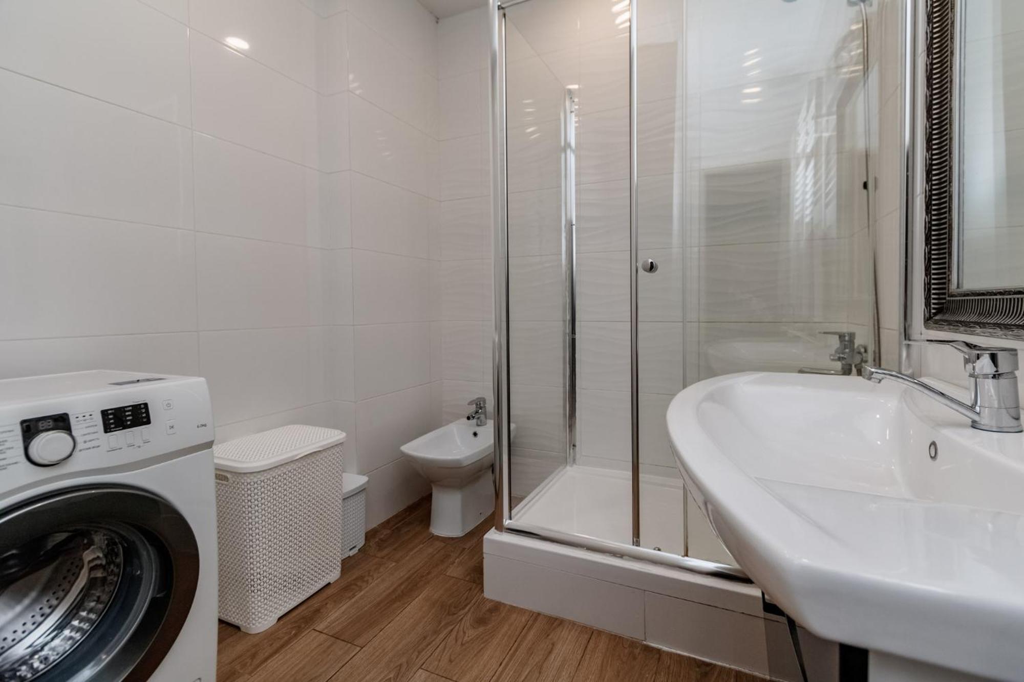 Extra Grand Lev Tolstoi Two Bedrooms キシナウ エクステリア 写真